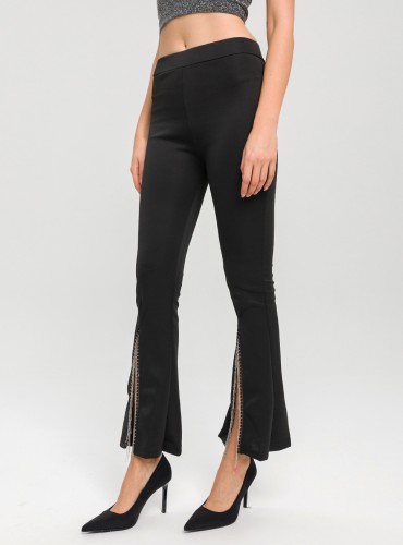 Spodnie Charm – czarne z rozcięciem i frędzlami