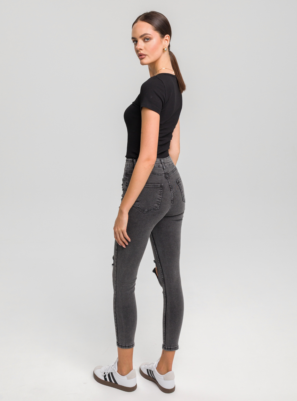 Jeansy damskie 4560 – czarne skinny z przetarciami 4