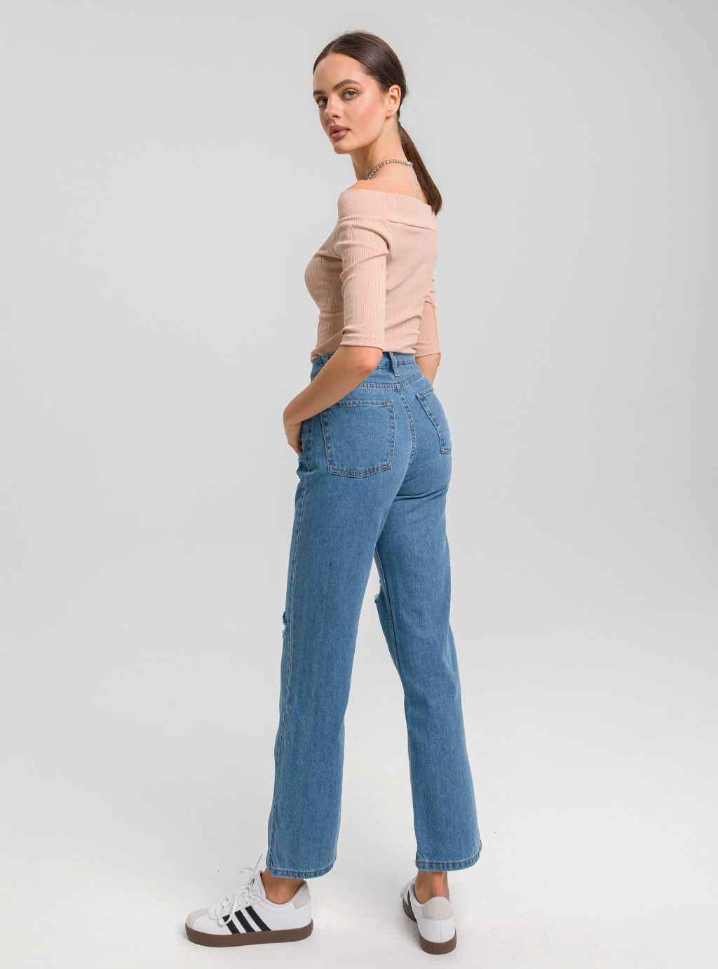 Jeansy damskie 8847 – jasny denim, proste nogawki 4