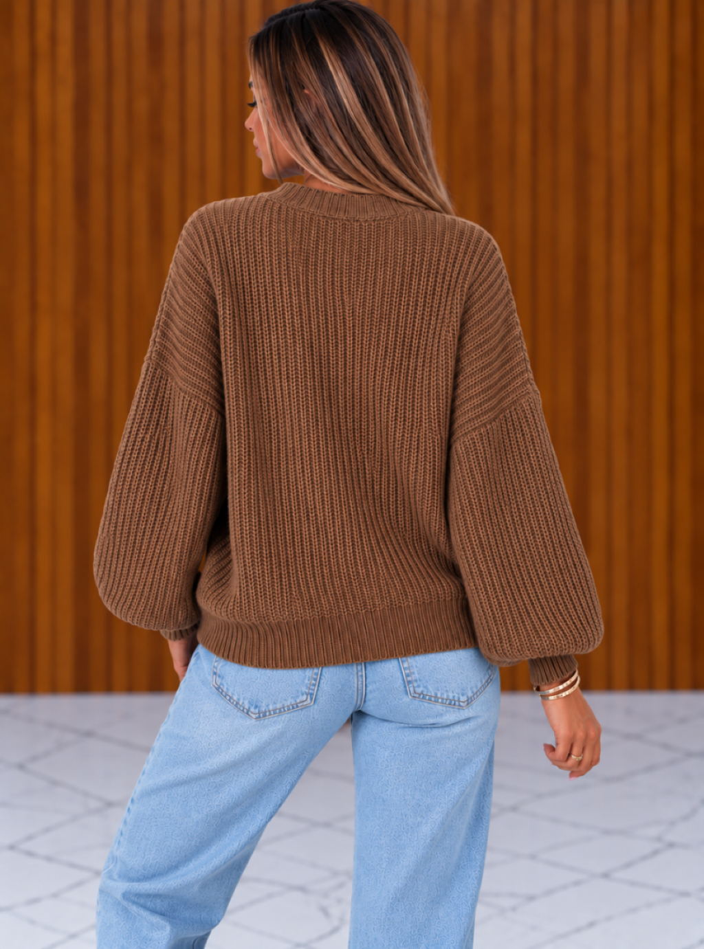 Heart - modny damski sweter oversize z warkoczami na rękawach - orzechowy 2