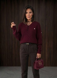 Heart - modny damski sweter oversize z dekoltem V i serduszkiem - bordowy