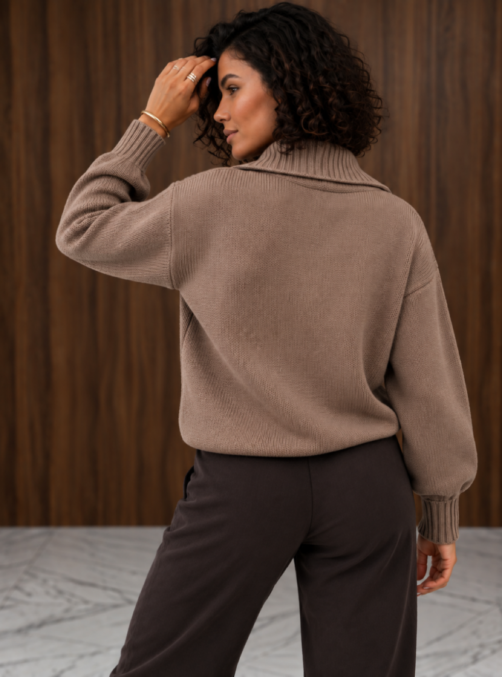 Urban - modny damski sweter z wysokim kołnierzem i zamkiem - taupe 2