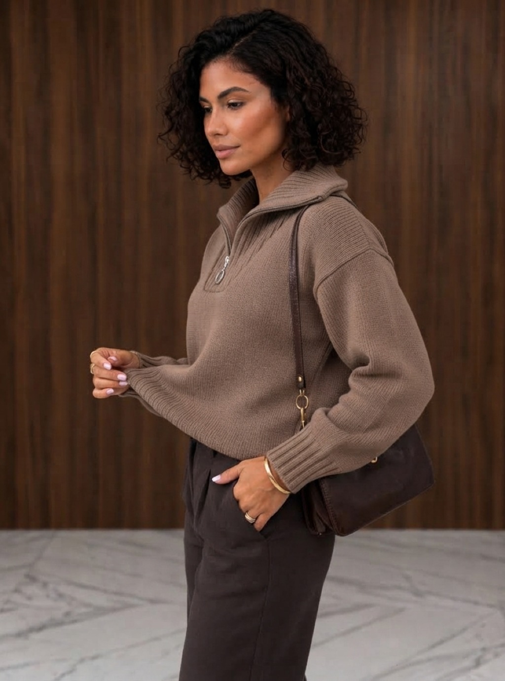 Urban - modny damski sweter z wysokim kołnierzem i zamkiem - taupe 3