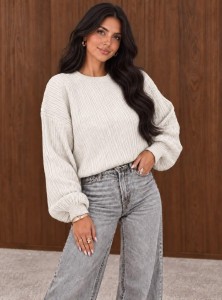 Comfy - sweter damski oversize z prążkowanej dzianiny z długim rękawem - biały