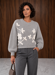Flower - sweter damski z kwiatowym motywem z długim rękawem - szary