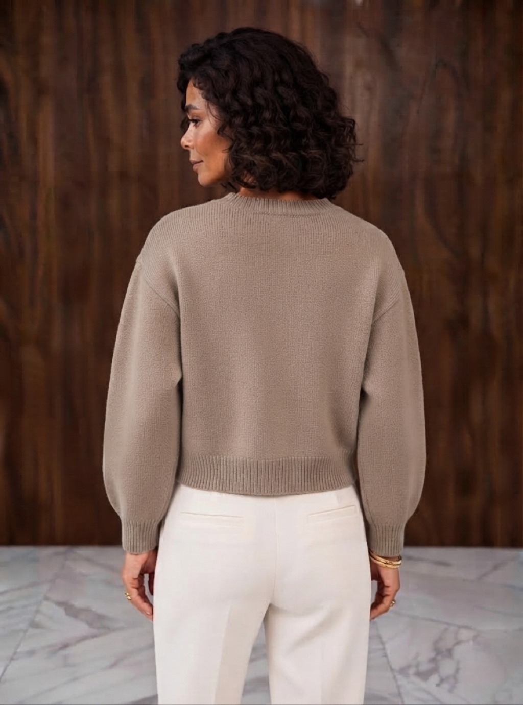 Flower - sweter damski z kwiatowym motywem z długim rękawem - cappuccino 2