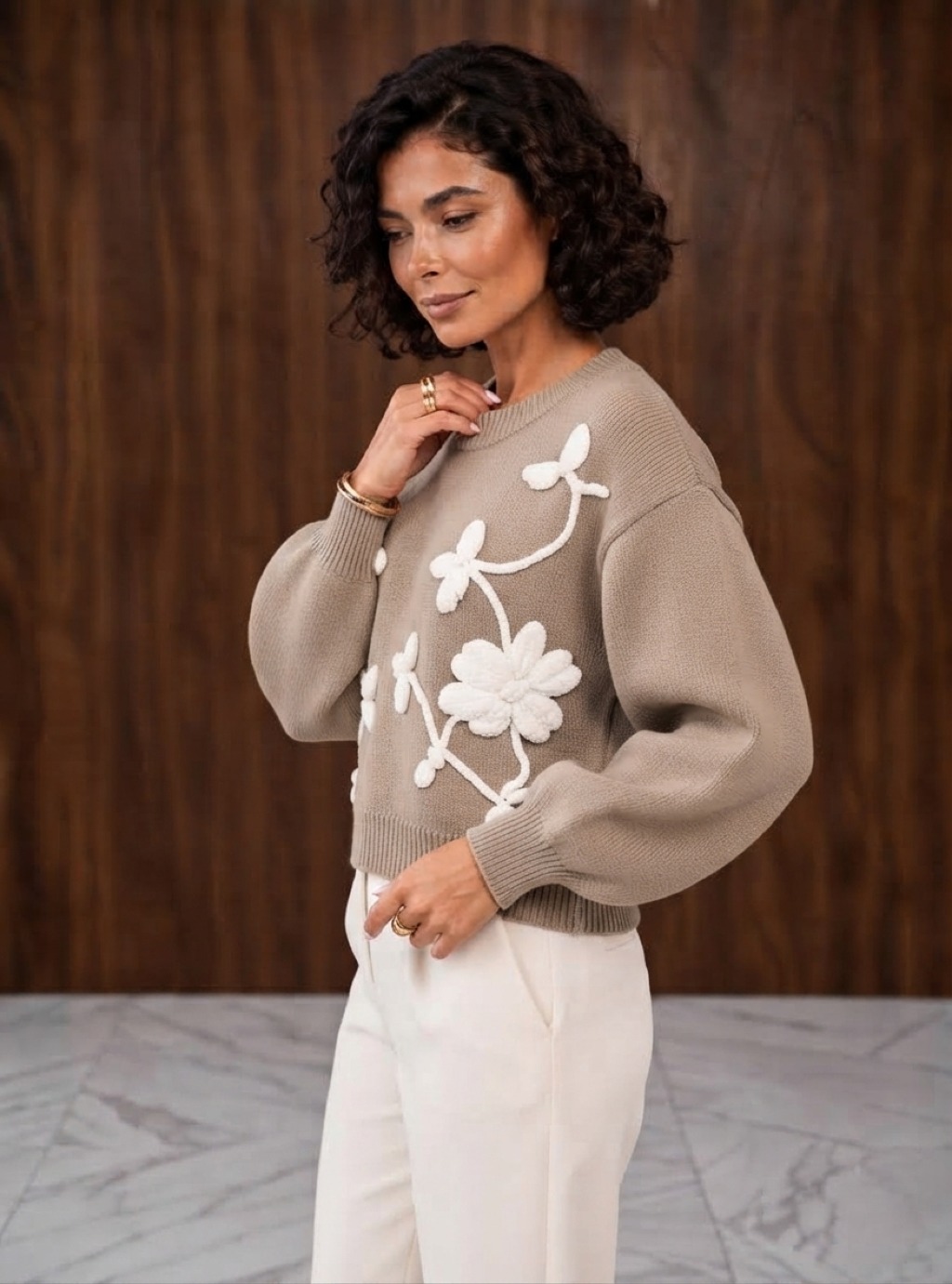 Flower - sweter damski z kwiatowym motywem z długim rękawem - cappuccino 3
