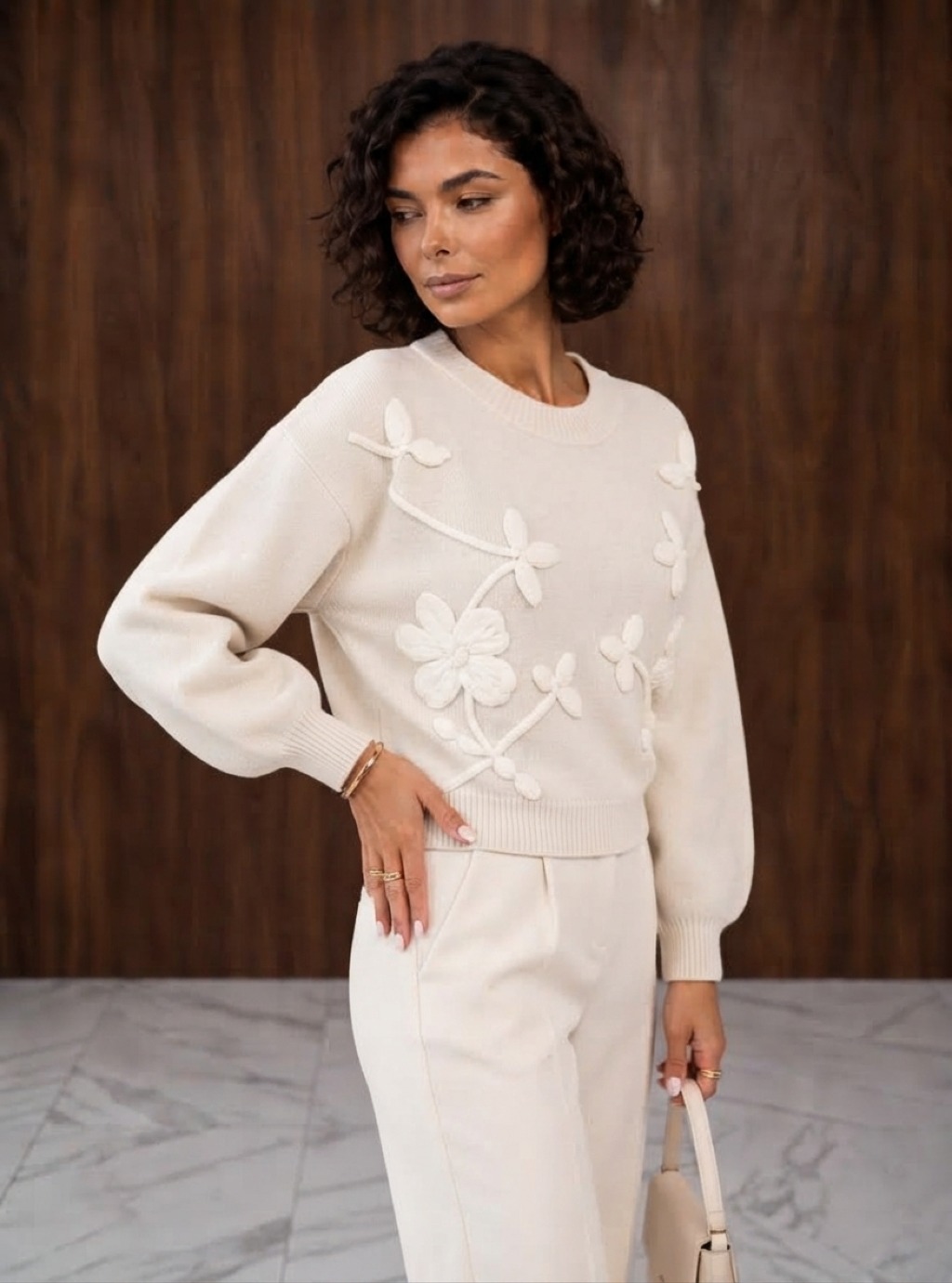 Flower - sweter damski z kwiatowym motywem z długim rękawem - écru 3