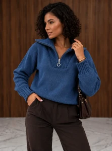 Urban - modny damski sweter z wysokim kołnierzem i zamkiem - niebieski