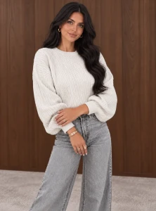 Comfy - sweter damski oversize z prążkowanej dzianiny z długim rękawem - biały