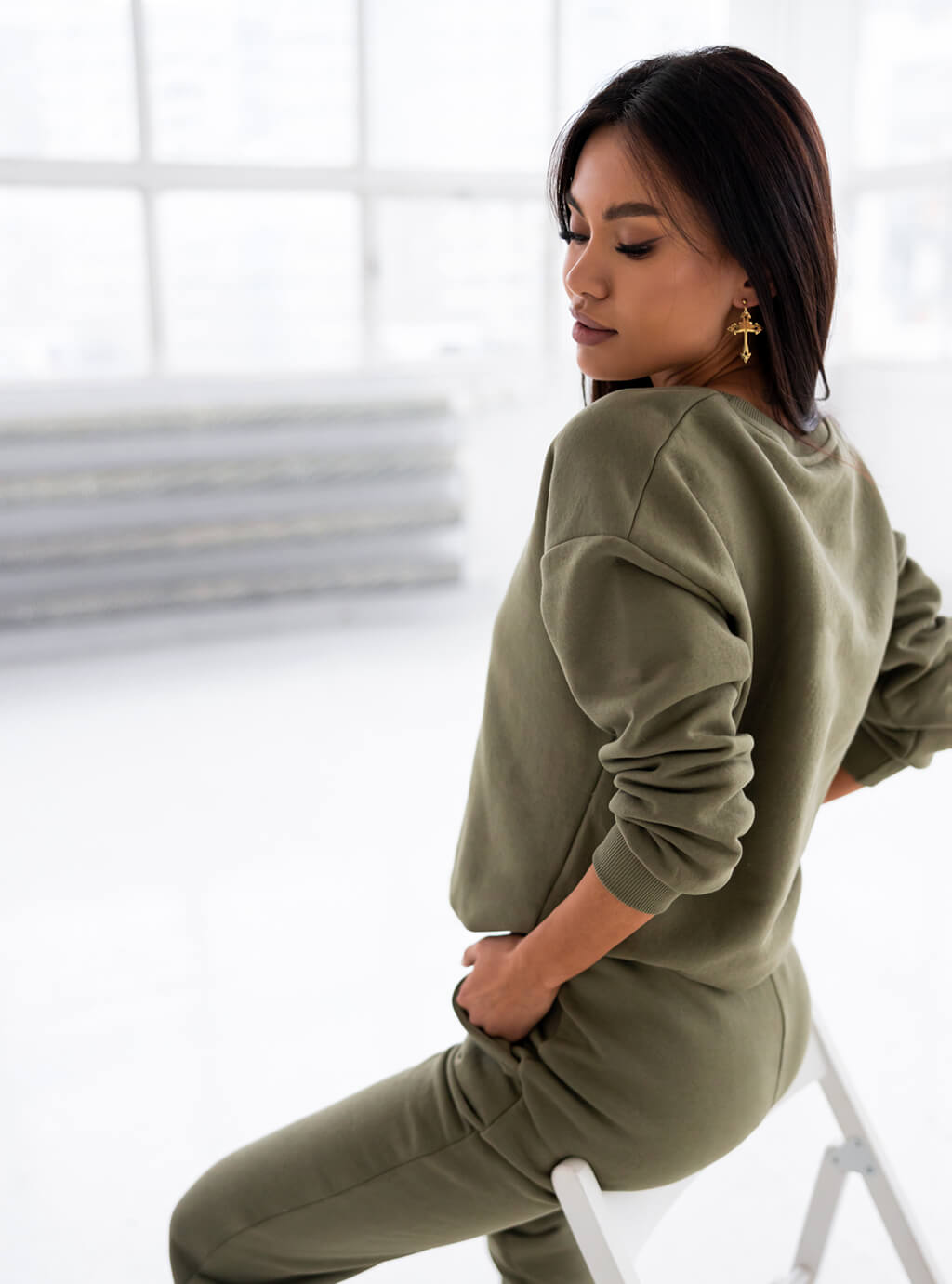 Alvira- klasyczna, delikatnie oversize’owa bluza z nadrukiem- khaki 12
