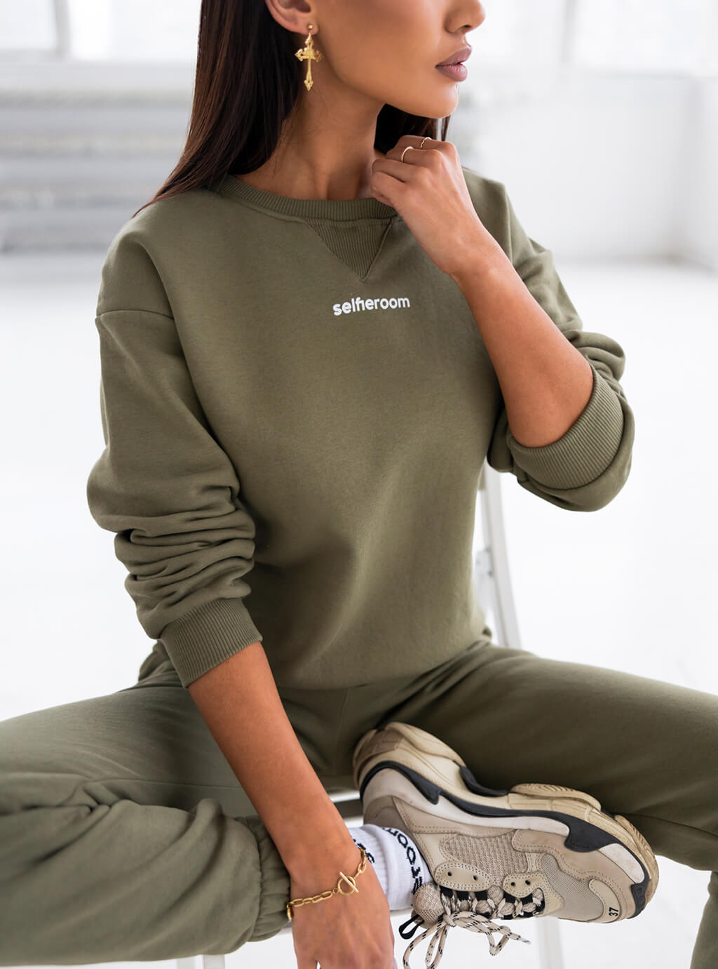 Alvira- klasyczna, delikatnie oversize’owa bluza z nadrukiem- khaki 10