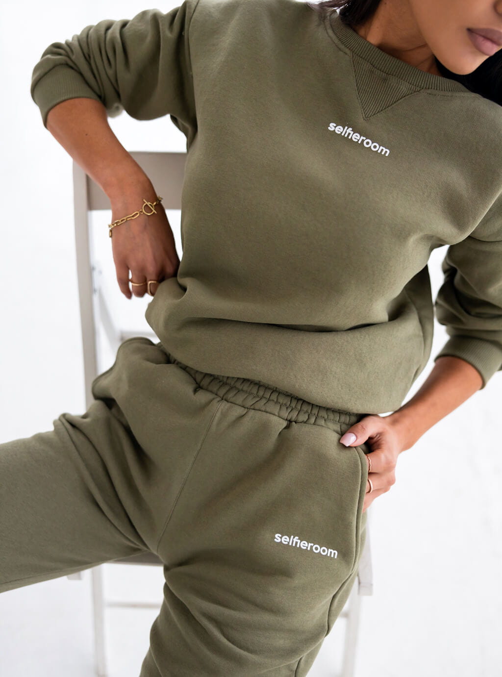 Alvira- klasyczna, delikatnie oversize’owa bluza z nadrukiem- khaki 9
