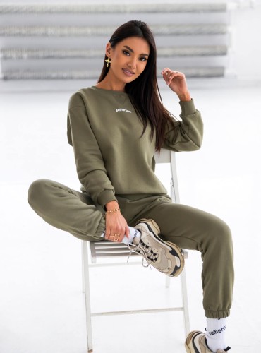 Alvira- klasyczna, delikatnie oversize'owa bluza z nadrukiem- khaki