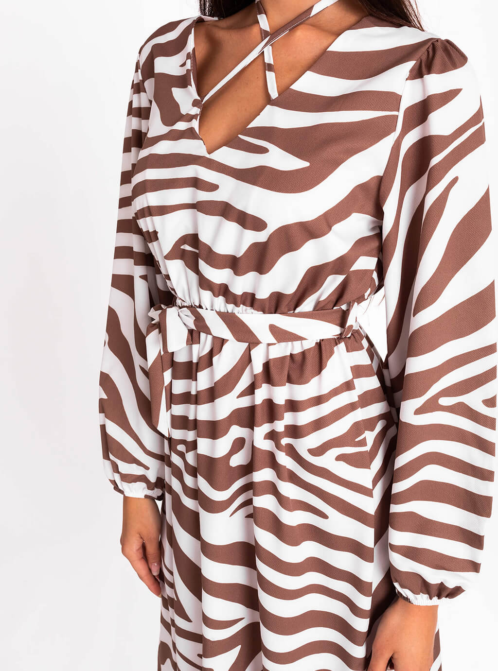 Fortana- sukienka midi z ozdobnym wiązaniem na dekolcie, print zebra- mocca  11