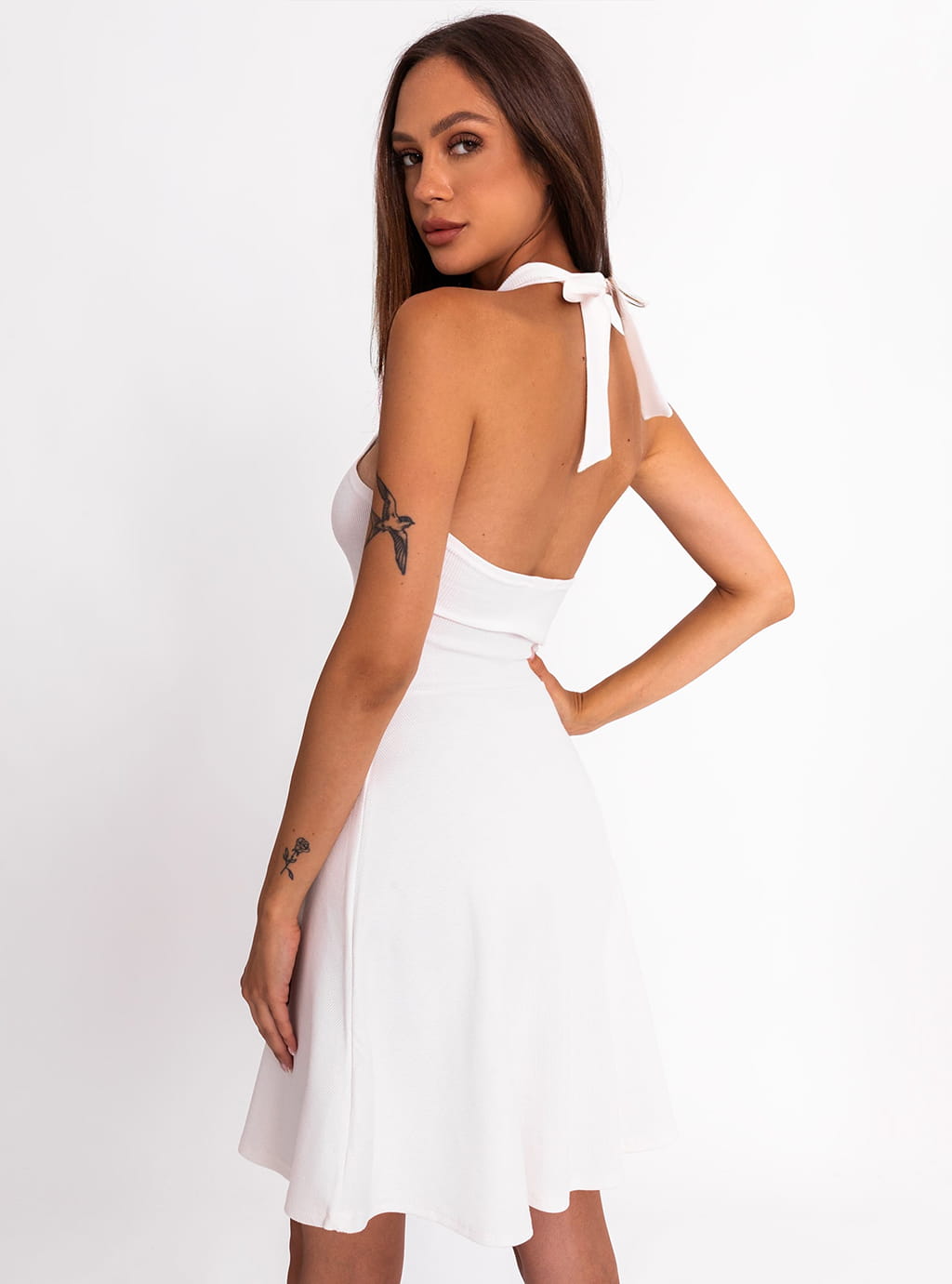 Avisa- rozkloszowana sukienka z dekoltem typu halter z ozdobnym wycięciem- ecru 12