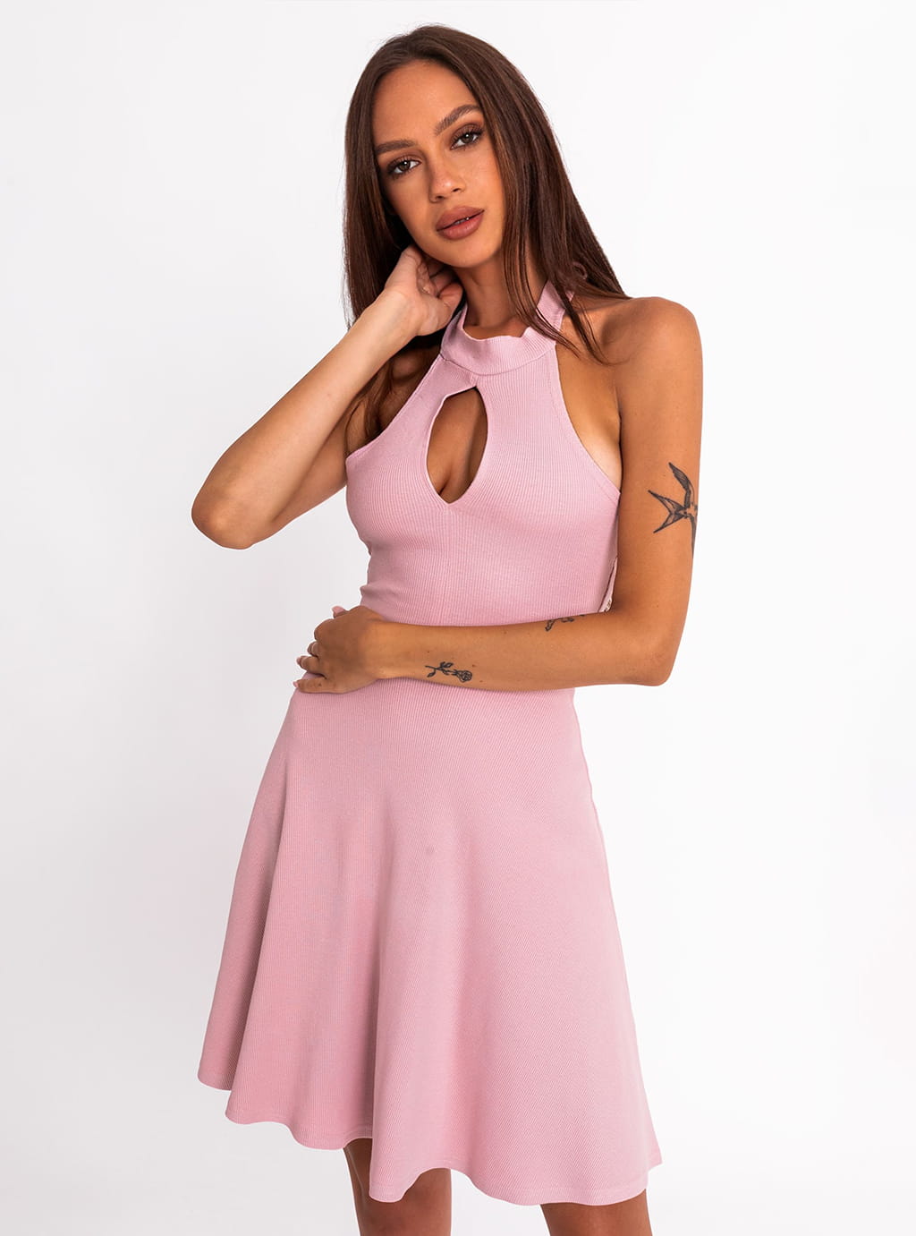 Avisa- rozkloszowana sukienka z dekoltem typu halter z ozdobnym wycięciem- pudrowy róż 8