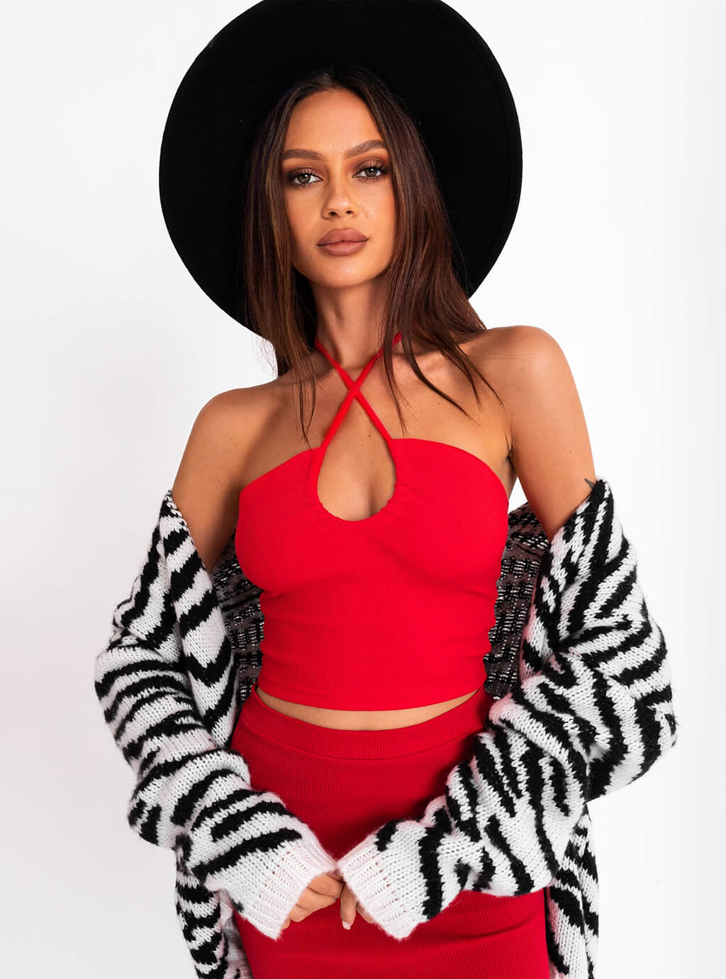 Shiva- krótka bluzka z prążkowanej dzianiny z ozdobnym wiązaniem na szyję- czerwona 2