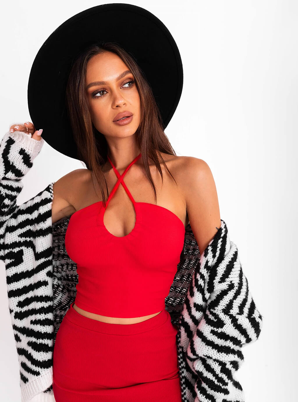 Shiva- krótka bluzka z prążkowanej dzianiny z ozdobnym wiązaniem na szyję- czerwona 5