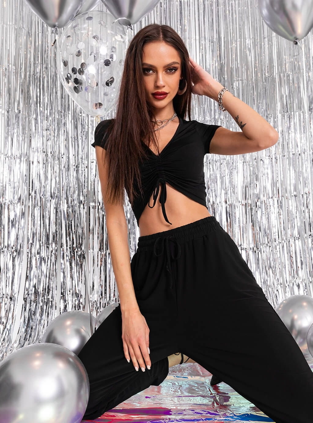 Delika- krótki top ze ściągaczem i dekoltem w literę V- czarny 3