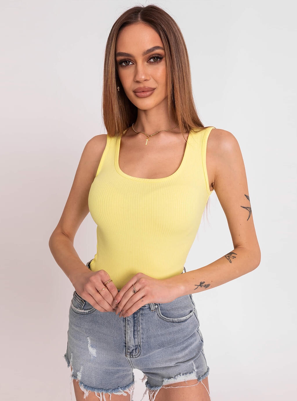 Hera- dopasowana bluzka z prążkowanej dzianiny na grubych ramiączkach i z okrągłym dekoltem- żółta 6