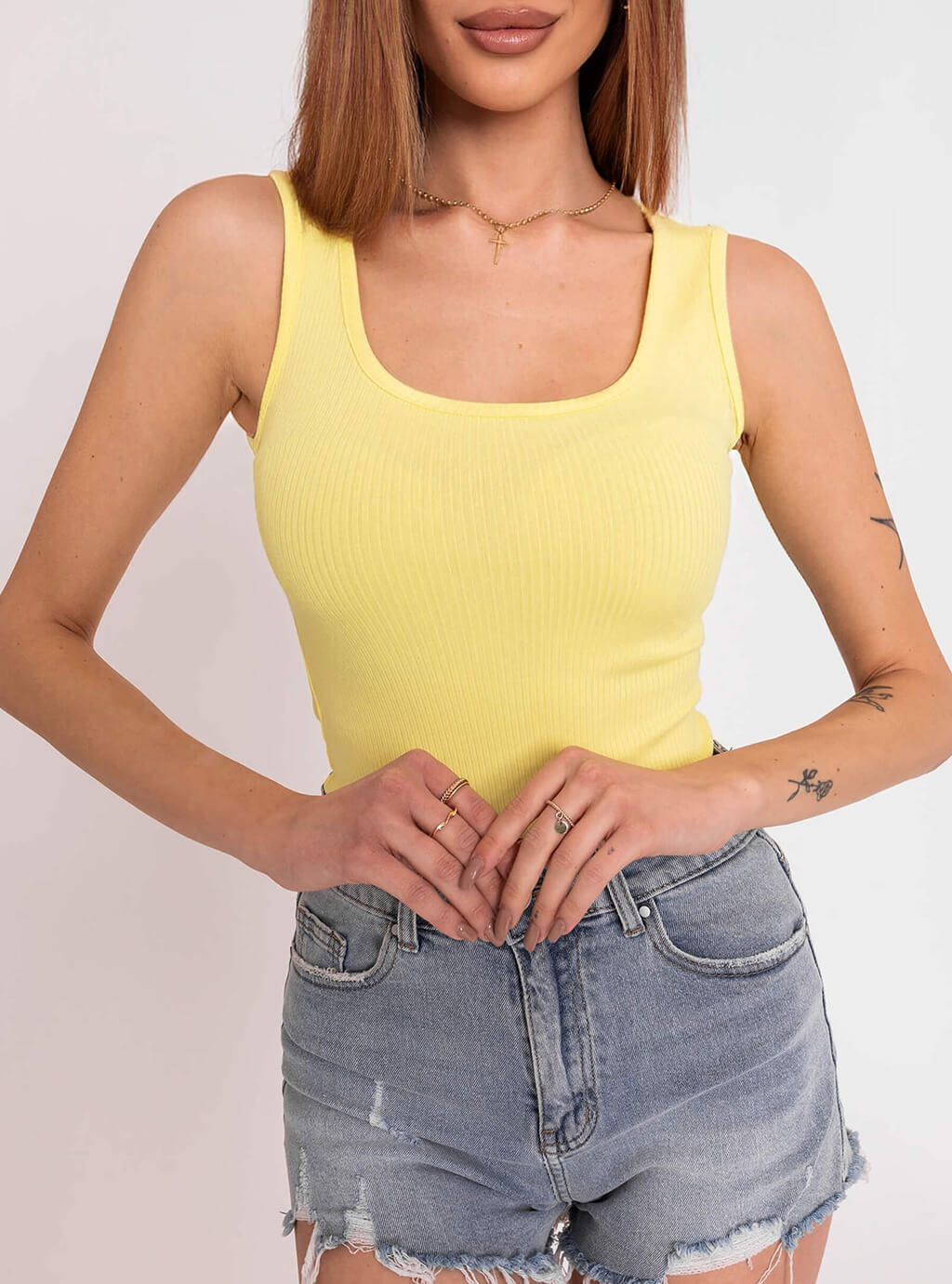 Hera- dopasowana bluzka z prążkowanej dzianiny na grubych ramiączkach i z okrągłym dekoltem- żółta 10