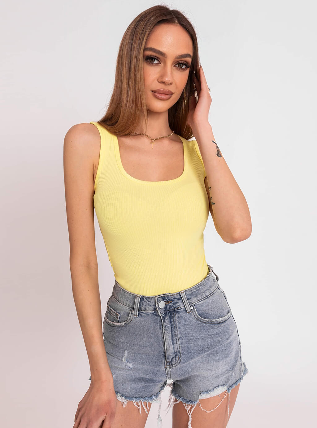 Hera- dopasowana bluzka z prążkowanej dzianiny na grubych ramiączkach i z okrągłym dekoltem- żółta 9