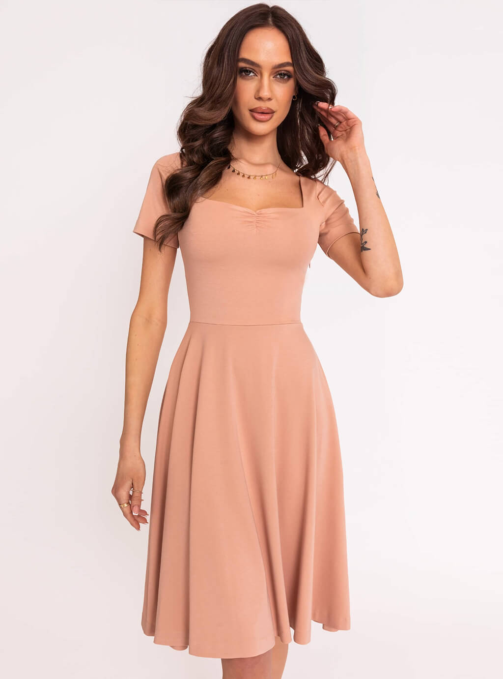 Pales - rozkloszowana sukienka z krótkim rękawem i dekoltem w serduszko - camel 