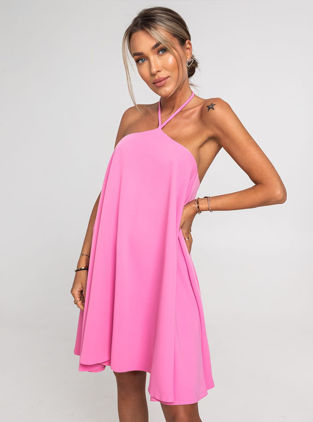 Ariela -  elegancka sukienka trapezowa z wiązaniem na szyi - róż