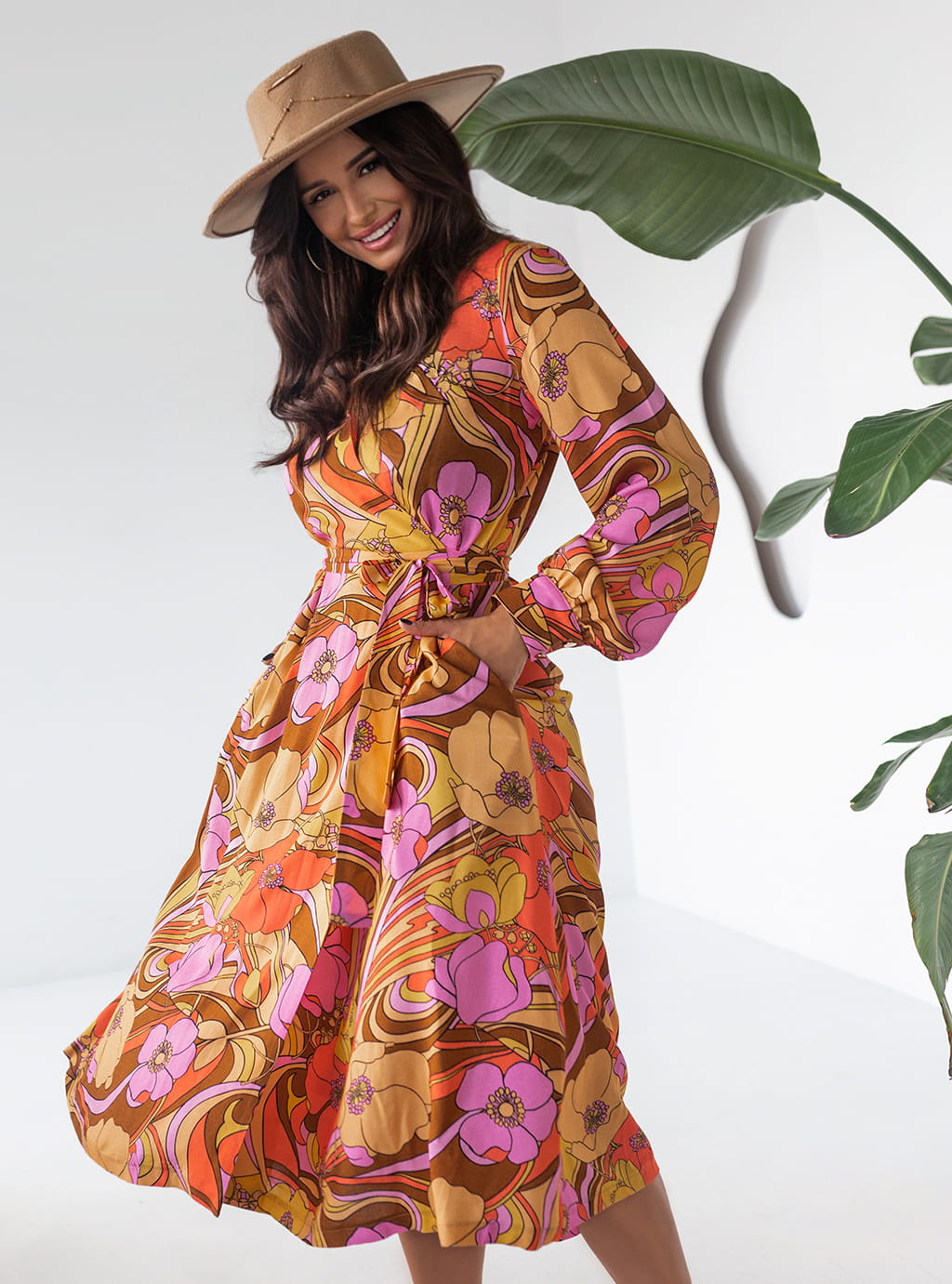 Kailyn - kopertowa sukienka z paskiem, z długim rękawem i kieszeniami - w kwiatowy wzór