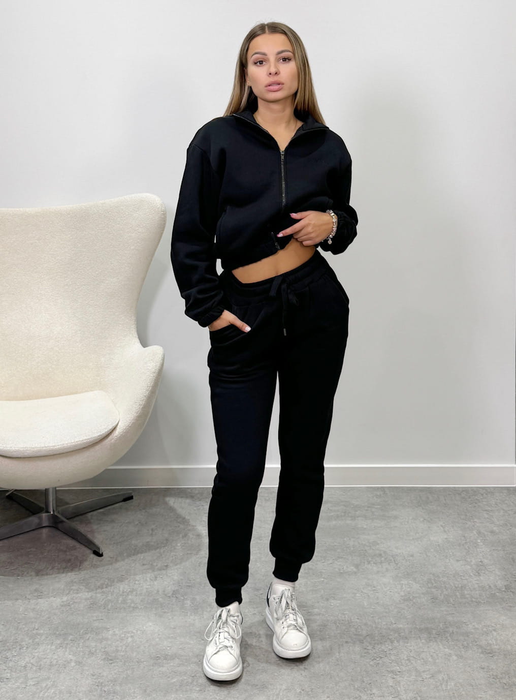 Spodnie dresowe Lea 2 ze ściągaczem i wyższym stanem kolor czarny 4