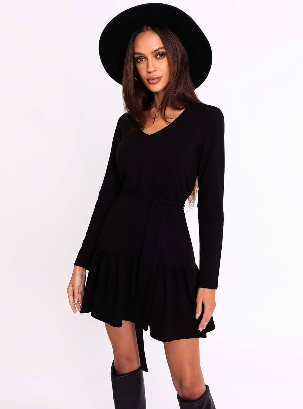 SUKIENKA Dorina bawełniana sukienka z długim rękawem, falbaną, dekoltem w literę V i paskiem - czarna