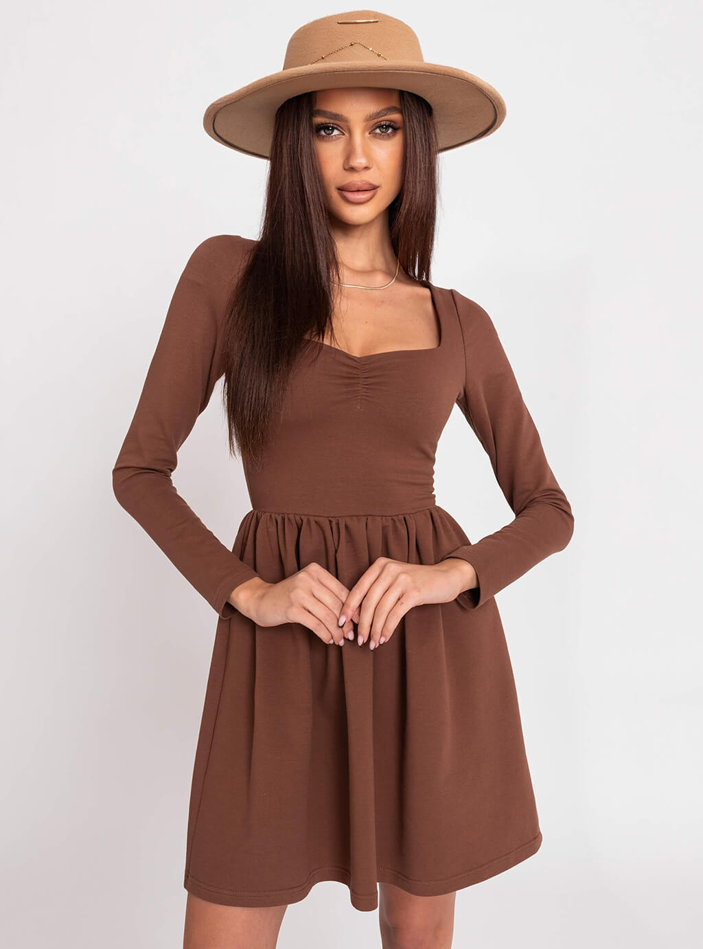 Nasti - bawełniana sukienka z rozkloszowaną spódnicą i długim rękawem - brązowa