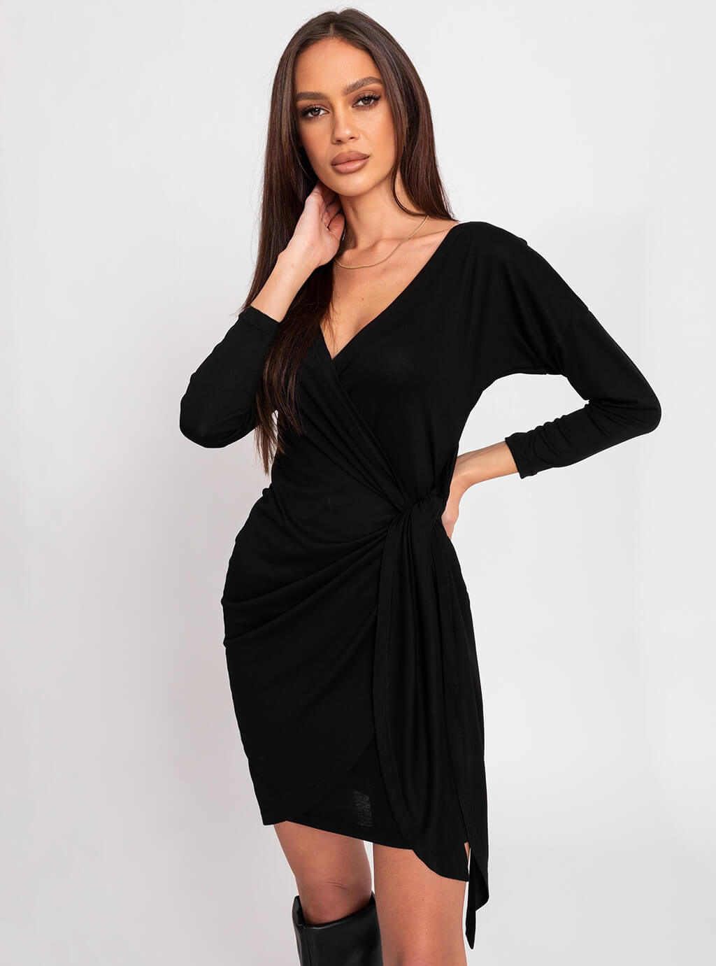 Laure - Kopertowa sukienka z wysokiej jakości wiskozy z długim rękawem i wiązaniem -   czarna