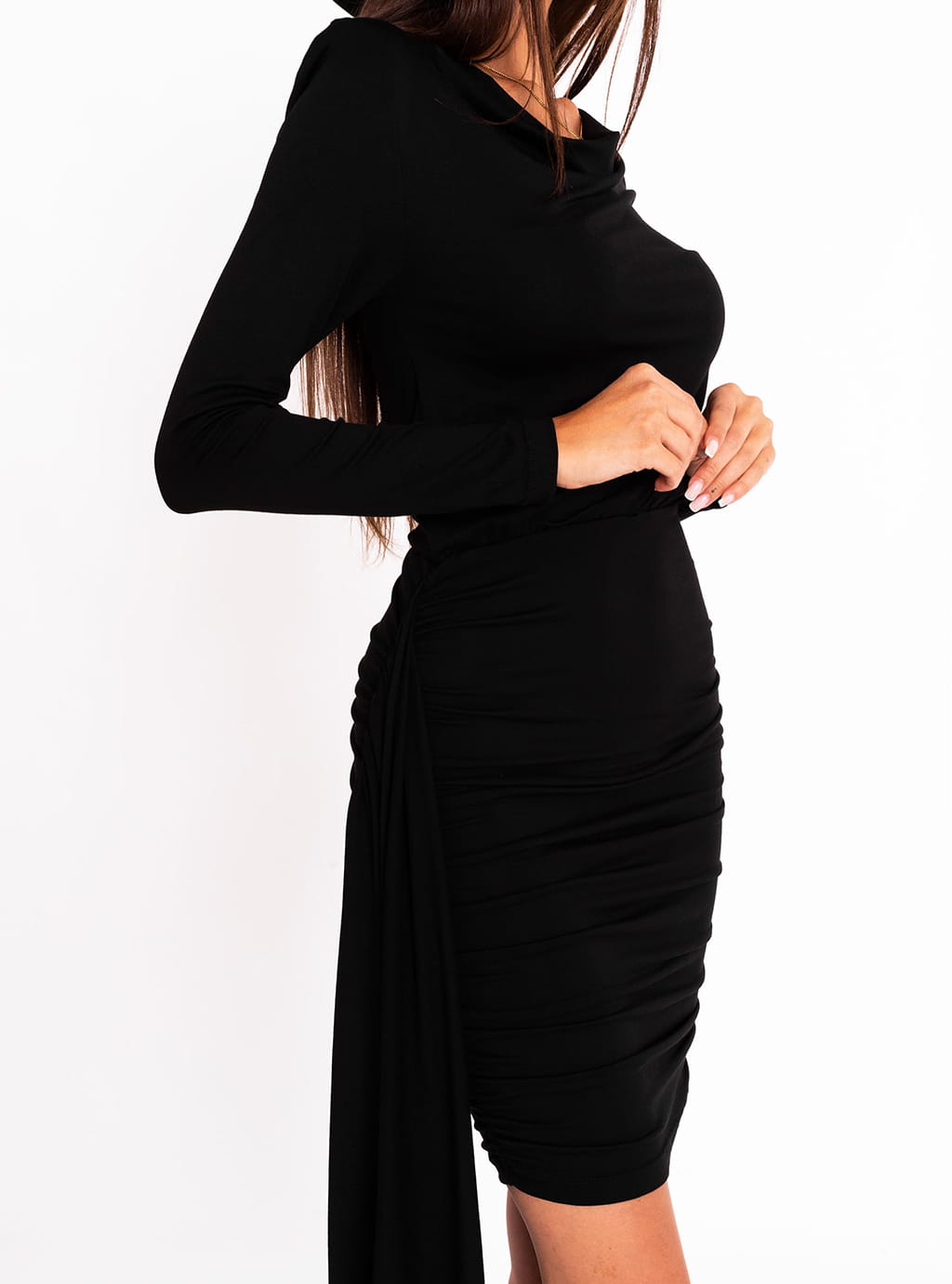 Sami - sukienka o dopasowanym kroju z dekoltem w kształcie fali -czarna 6