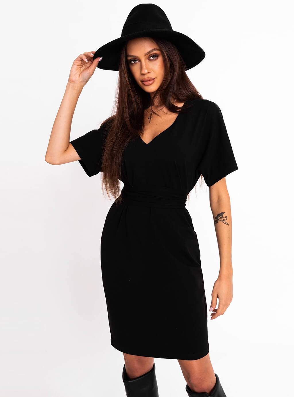 Yumi -sukienka z dekoltem w linie V i szerokim, ale krótkim rękawkiem - czarna 6