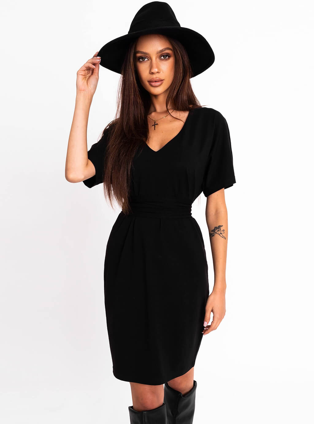 Yumi -sukienka z dekoltem w linie V i szerokim, ale krótkim rękawkiem - czarna 2