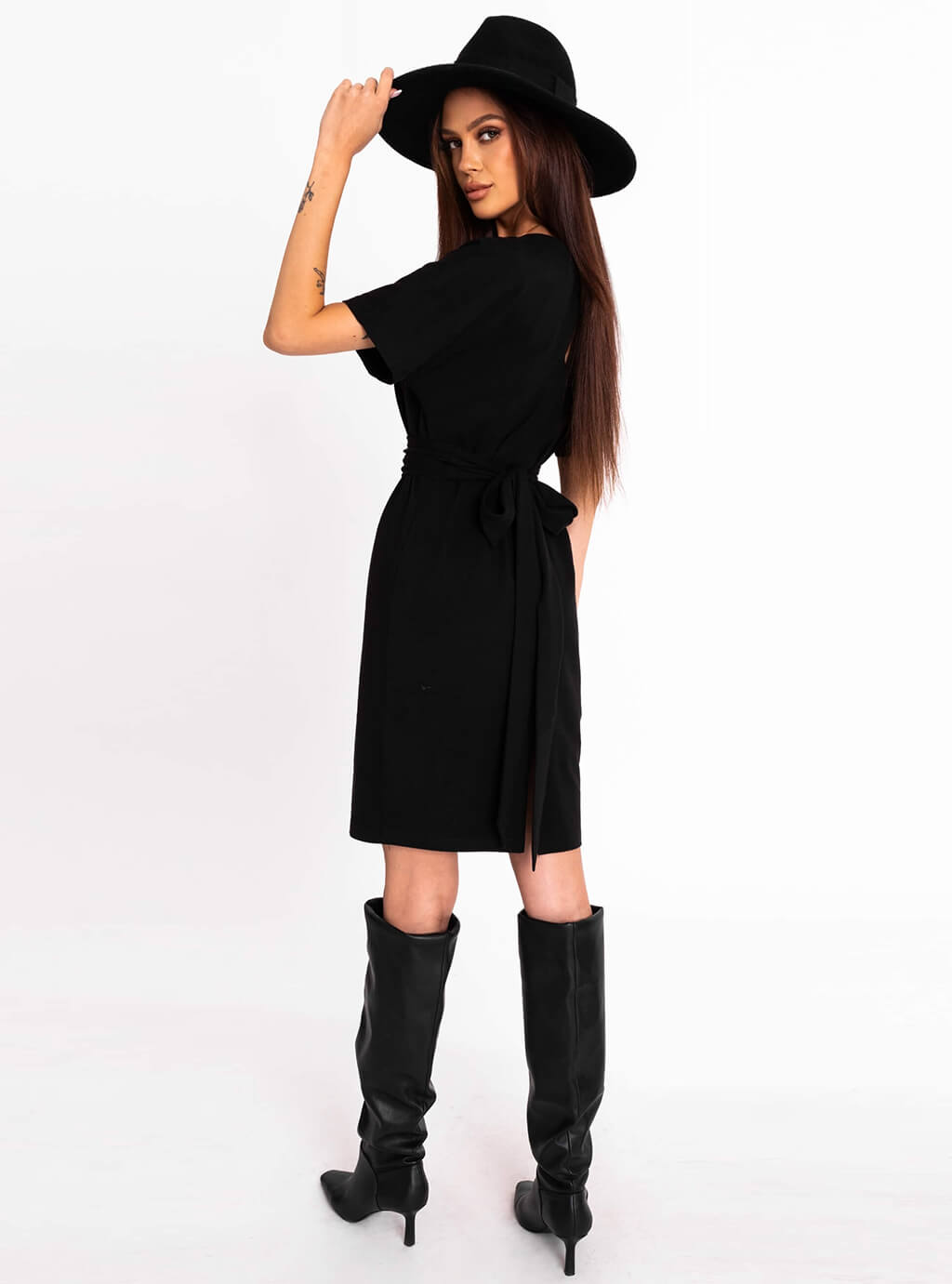 Yumi -sukienka z dekoltem w linie V i szerokim, ale krótkim rękawkiem - czarna 10