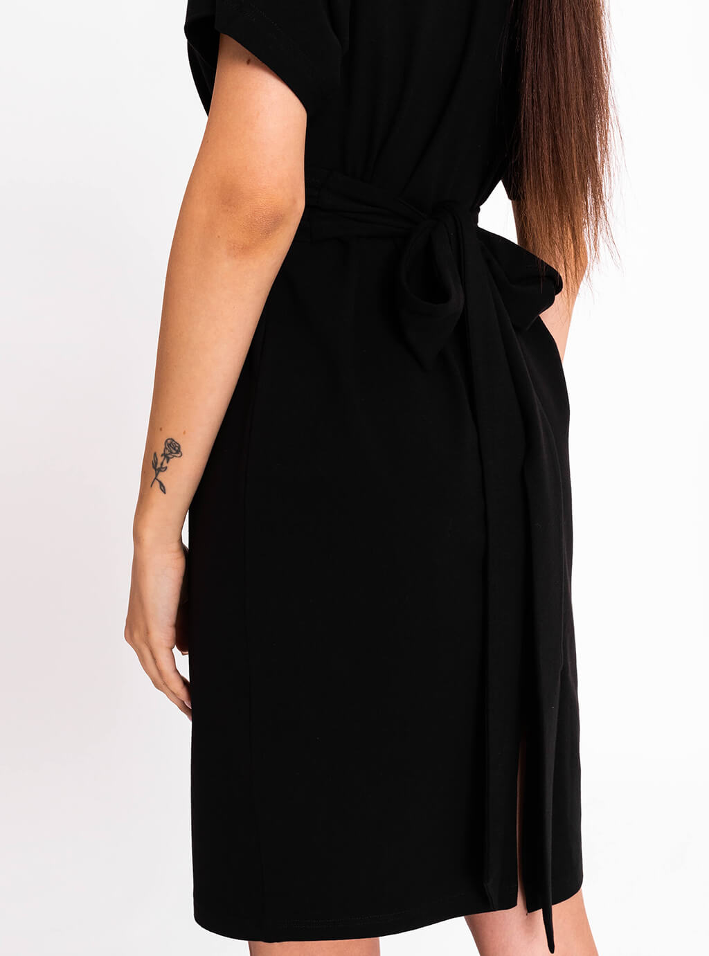 Yumi -sukienka z dekoltem w linie V i szerokim, ale krótkim rękawkiem - czarna 11