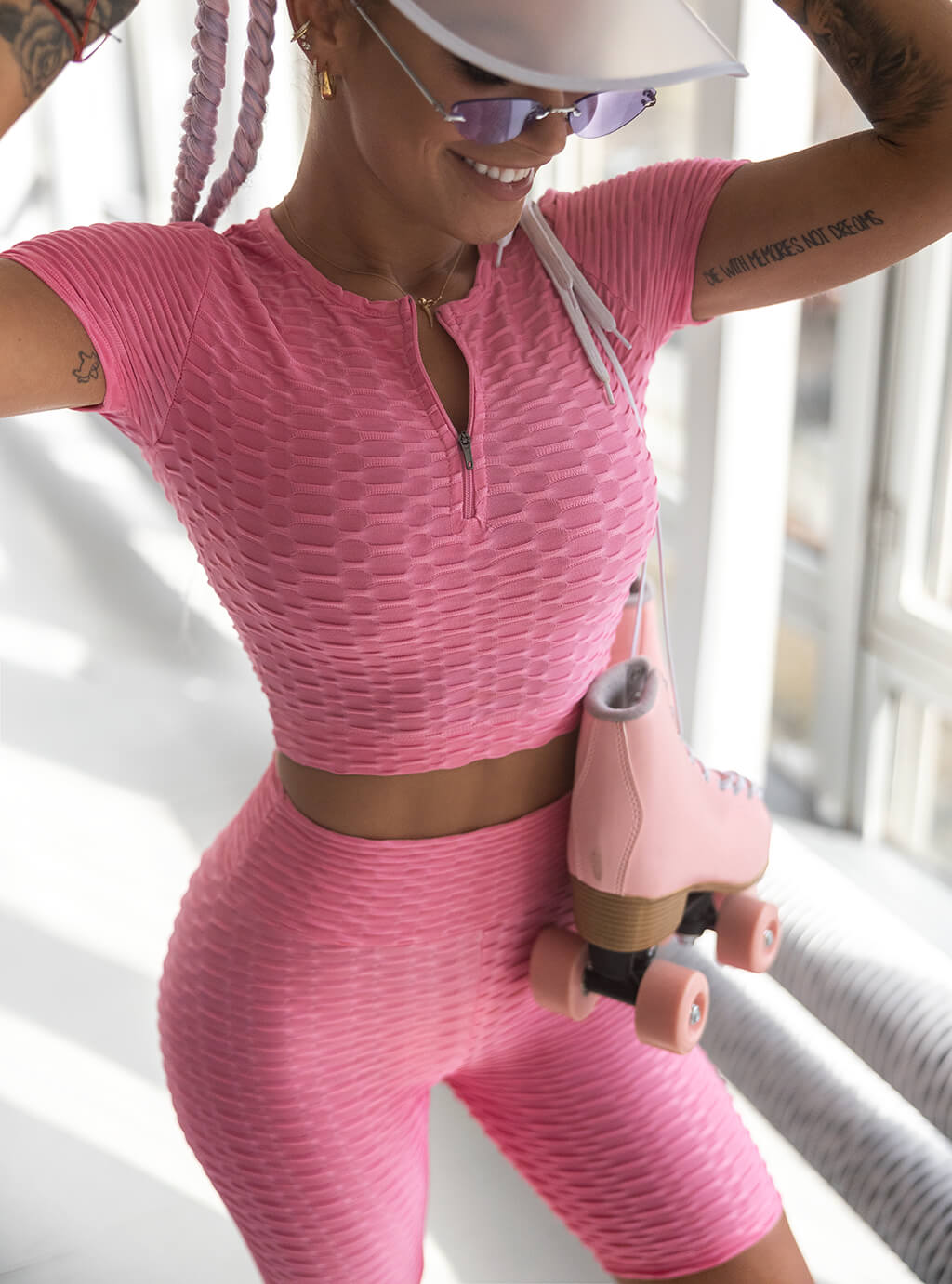 Lotte- top z krótkim rękawem i dekoltem zapinanym na zamek- róż 16