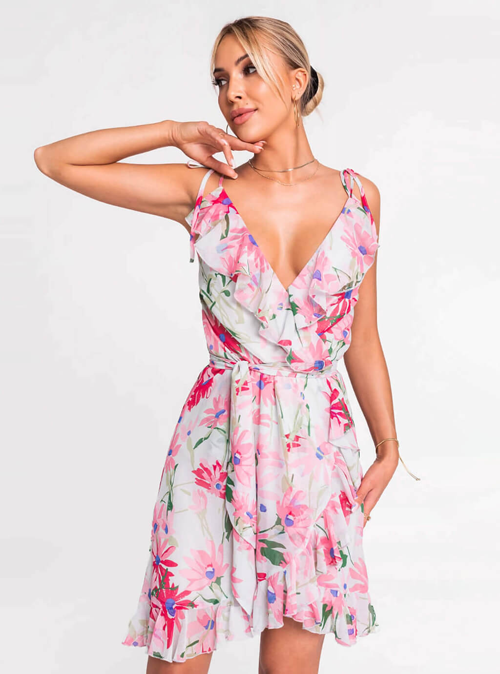 Madi - krótka romantyczna sukienka ze zwiewnego materiału - niebieska w kwiaty