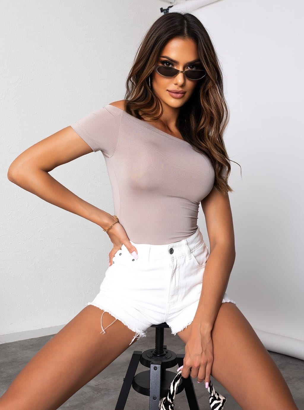 Leena- dopasowana bluzka z lycry z dekoltem typu hiszpanka- szara 10