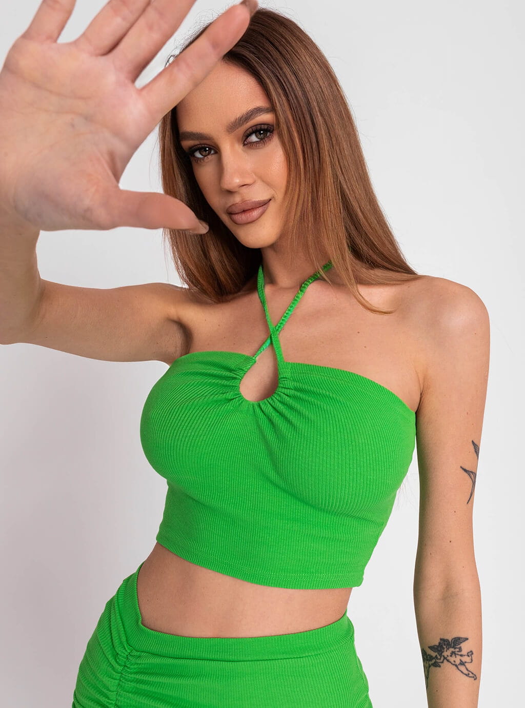 Shiva- krótka bluzka z prążkowanej dzianiny z ozdobnym wiązaniem na szyję- zielona