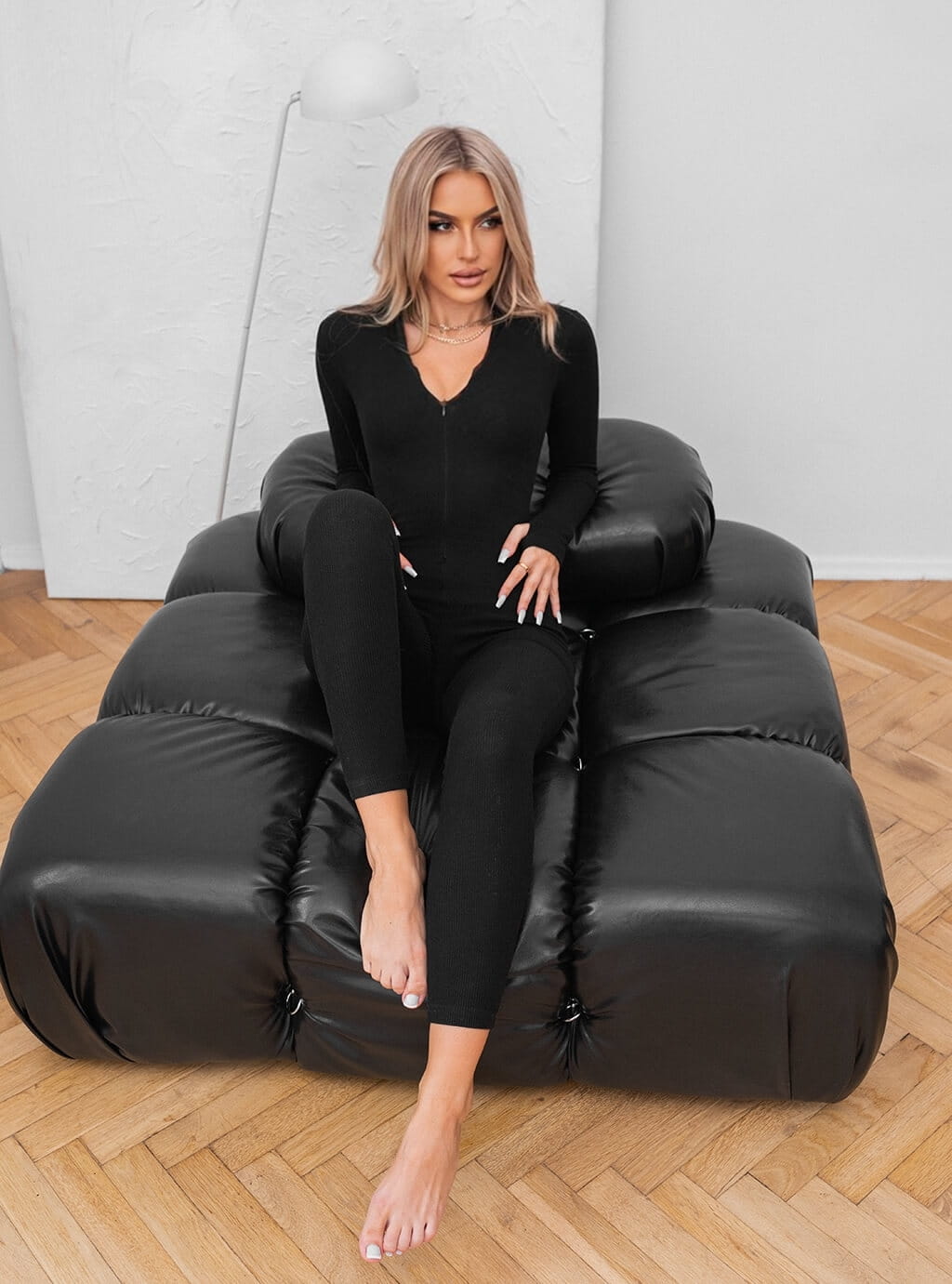 Amira- dopasowany kombinezon z dzianiny w prążek- czarny 26