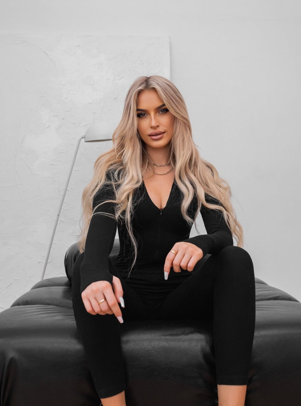 Amira- dopasowany kombinezon z dzianiny w prążek- czarny 24