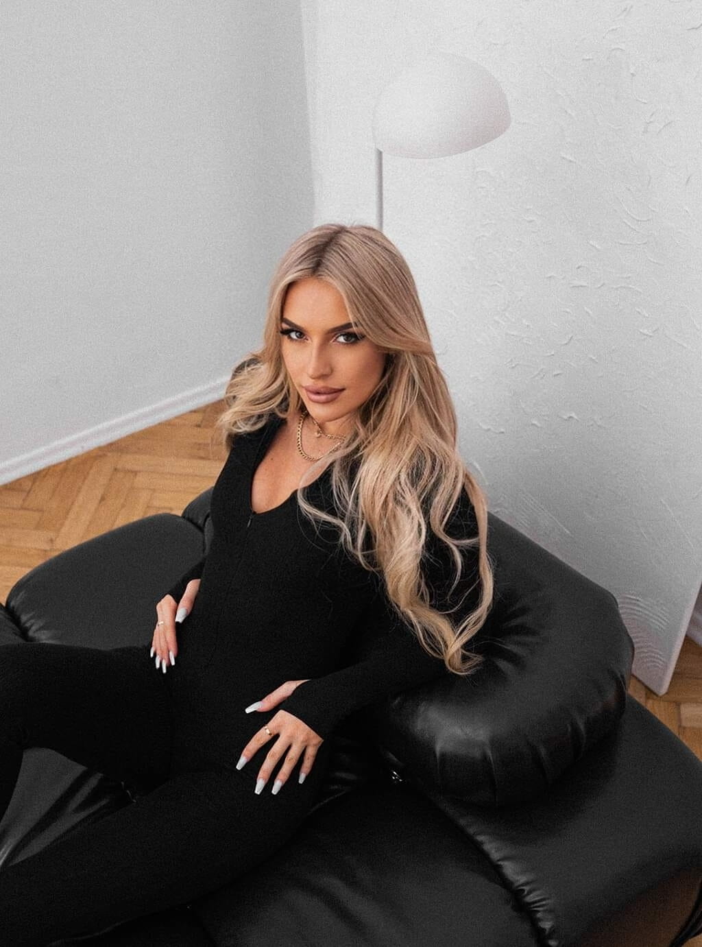 Amira- dopasowany kombinezon z dzianiny w prążek- czarny 25