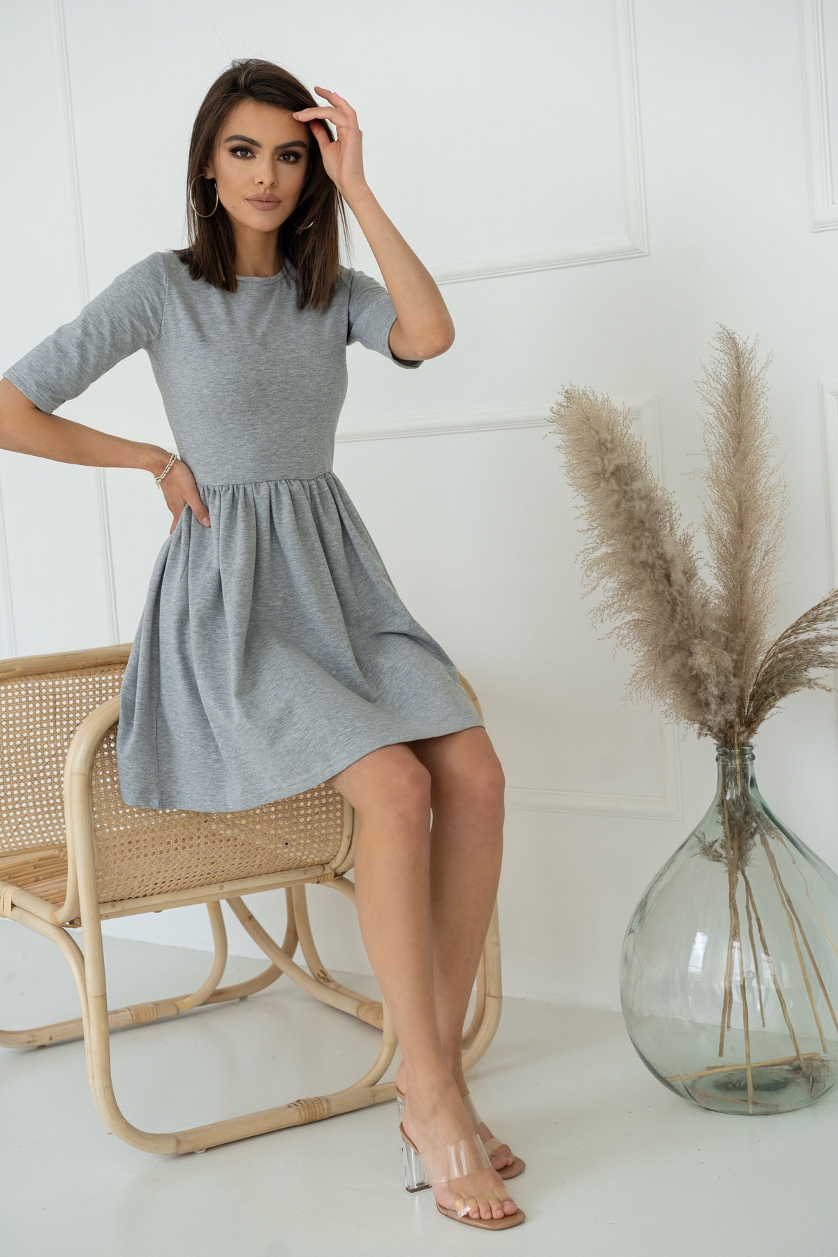 CATTY SHORT - dresowa sukienka z krótkim rękawem oraz romantycznie rozkloszowaną spódnicą - szara 3