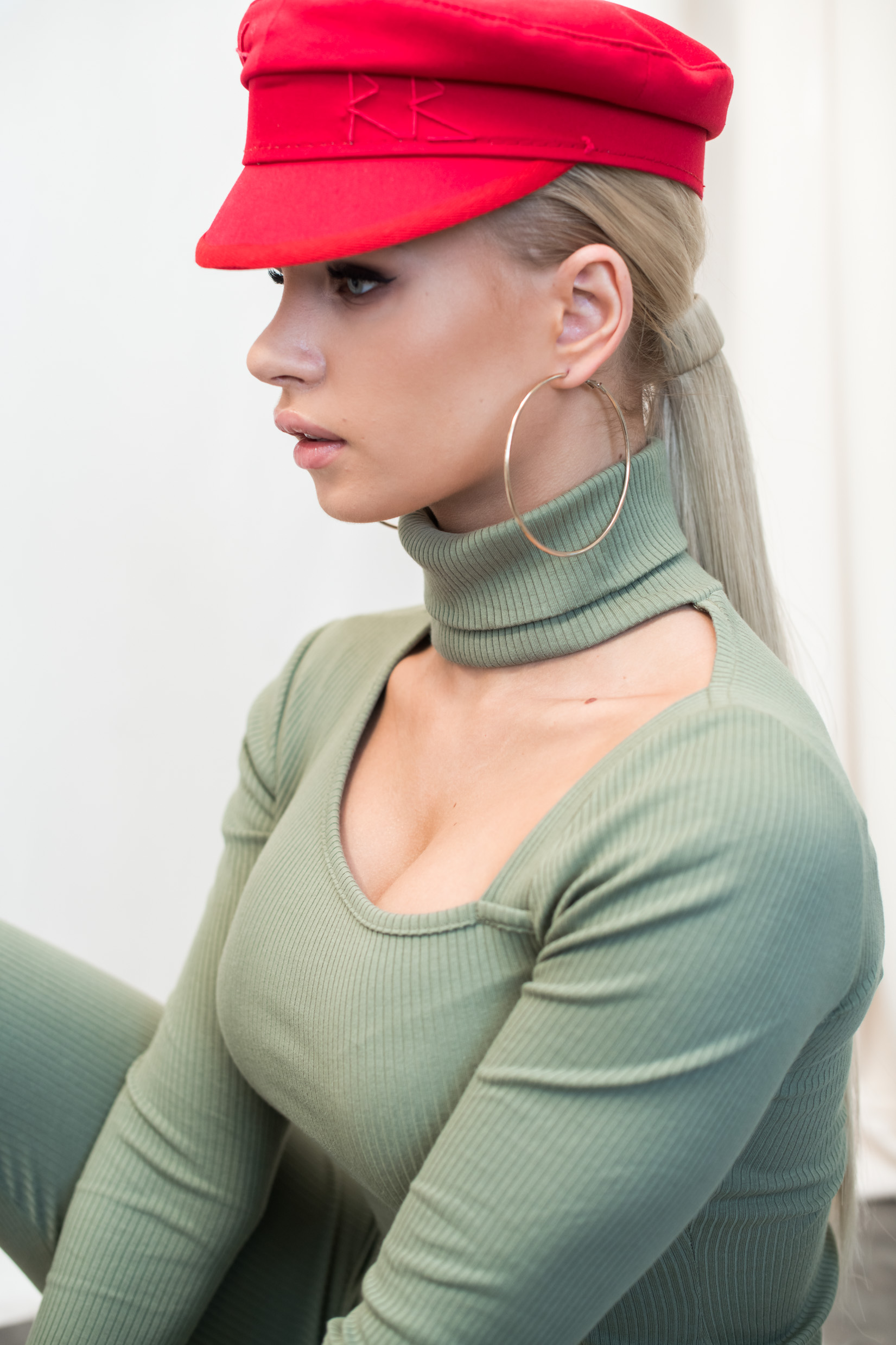 Tolfi - dopasowana bluzka z prążkowej dzianiny z długim rękawem, asymetrycznym dekoltem - khaki 3