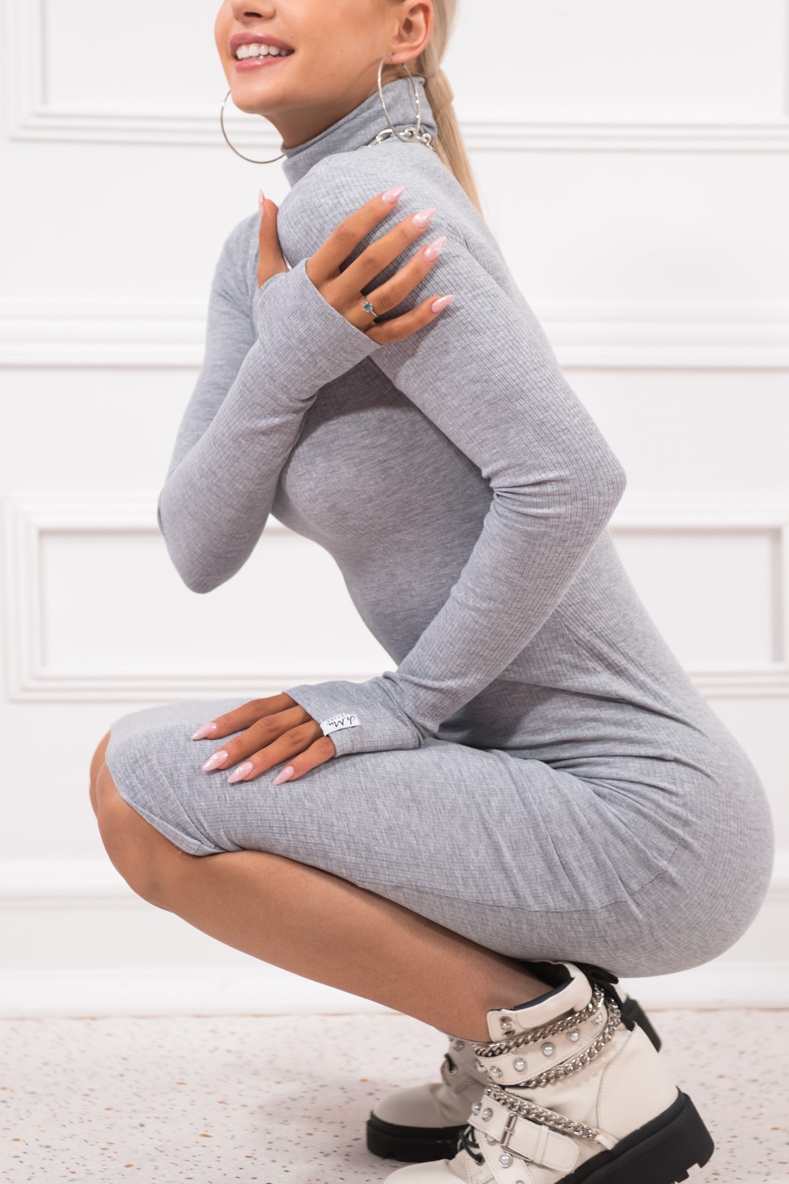 Dolly - dopasowana sukienka z prążkowanej dzianiny z długim rękawem i golfem - Szara 3