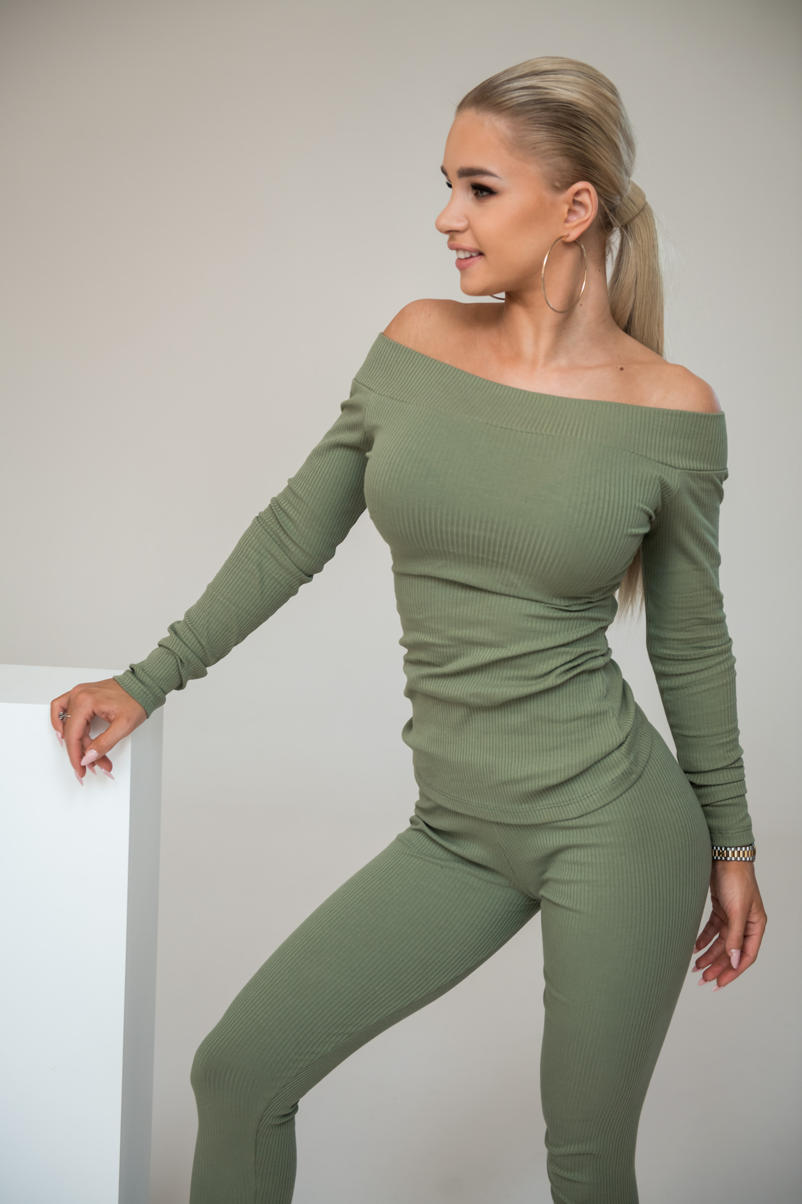 Kola - dopasowana bluzka z dekoldem łódki - khaki 2